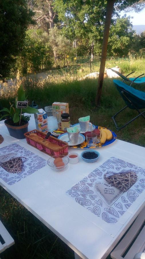 Les Cigales Bed & Breakfast Villelaure Екстериор снимка