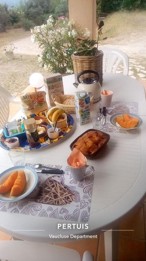 Les Cigales Bed & Breakfast Villelaure Екстериор снимка