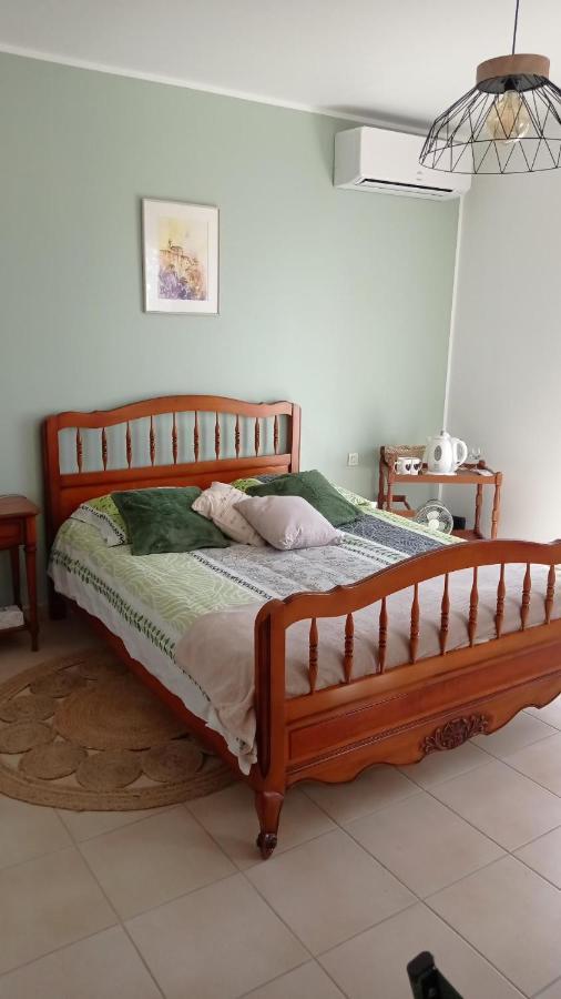 Les Cigales Bed & Breakfast Villelaure Екстериор снимка