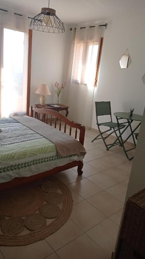 Les Cigales Bed & Breakfast Villelaure Екстериор снимка