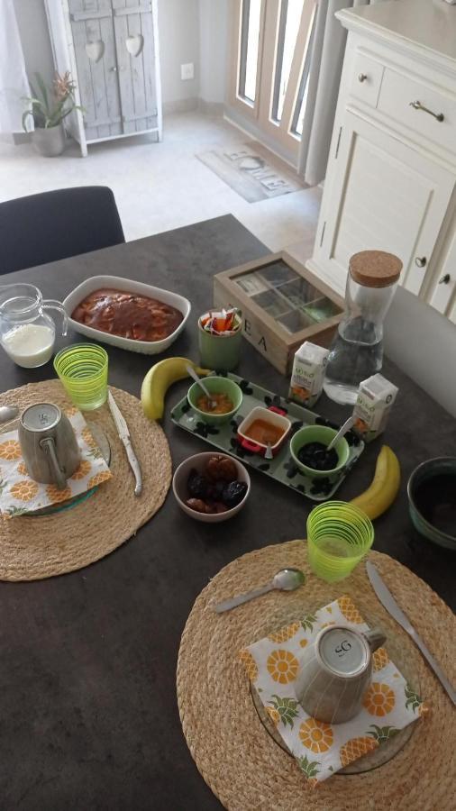 Les Cigales Bed & Breakfast Villelaure Екстериор снимка