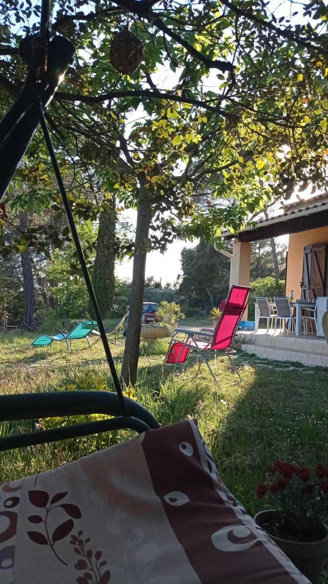 Les Cigales Bed & Breakfast Villelaure Екстериор снимка