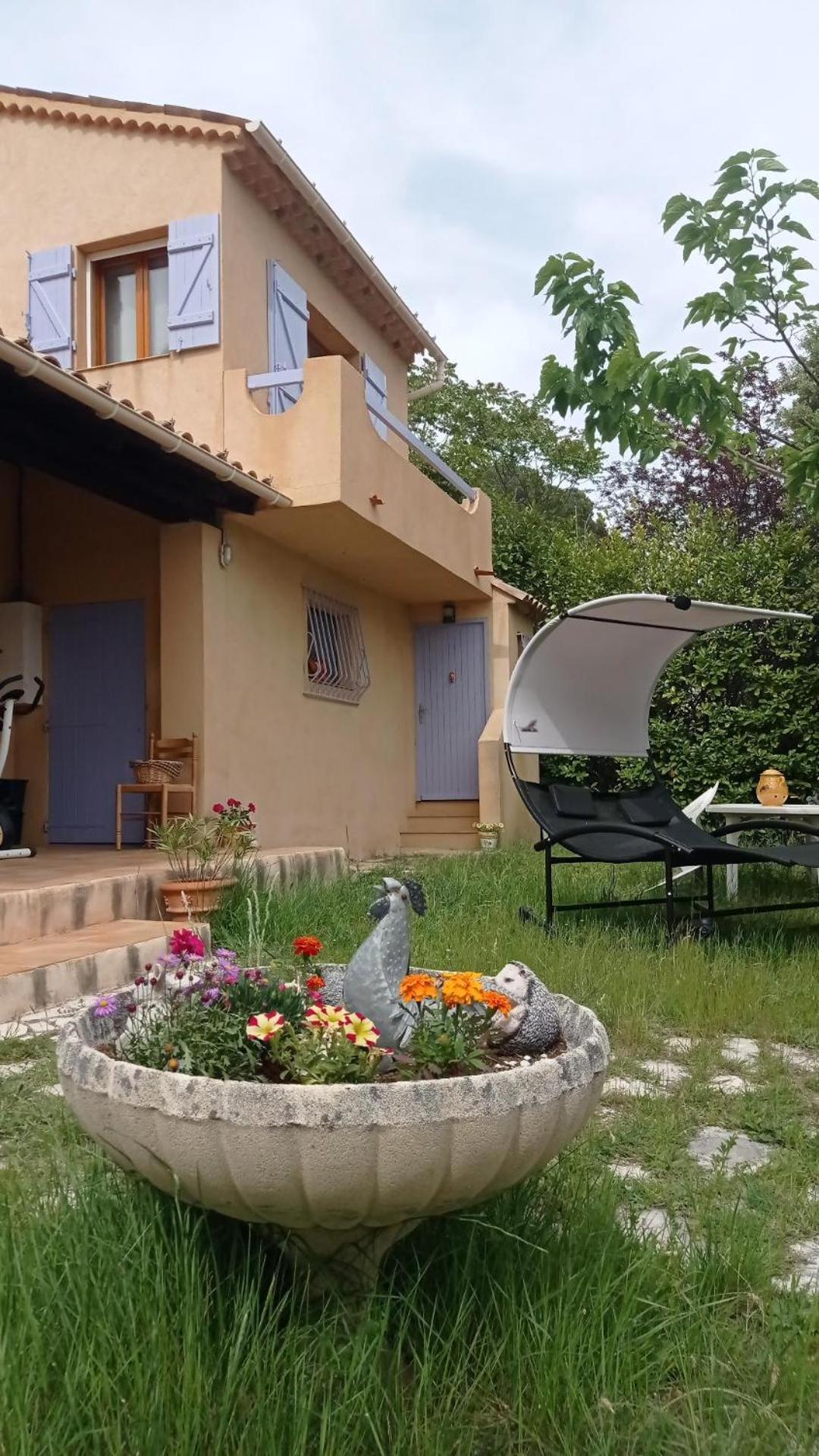 Les Cigales Bed & Breakfast Villelaure Екстериор снимка